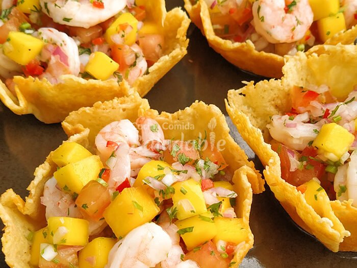 Canastas de parmesano con ceviche tropical