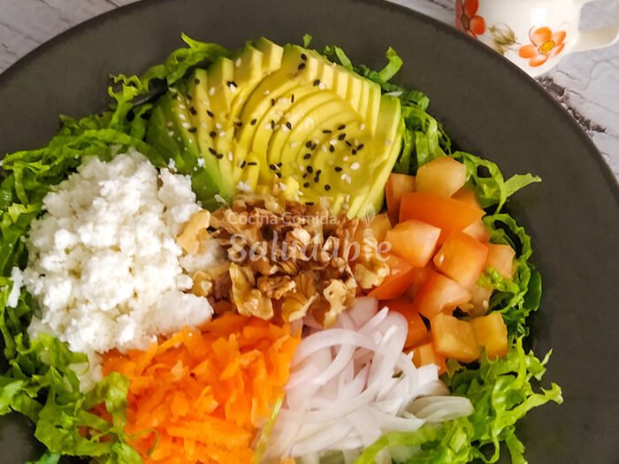 Ensalada con queso ricota y aderezo de balsámico