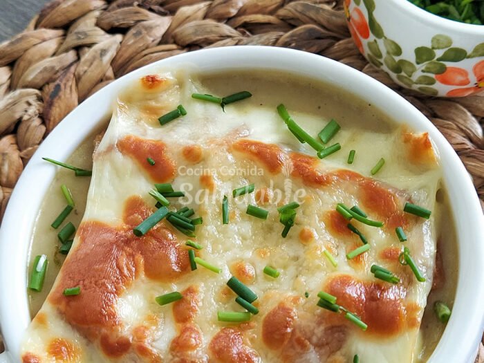 Crema de cebolla gratinada