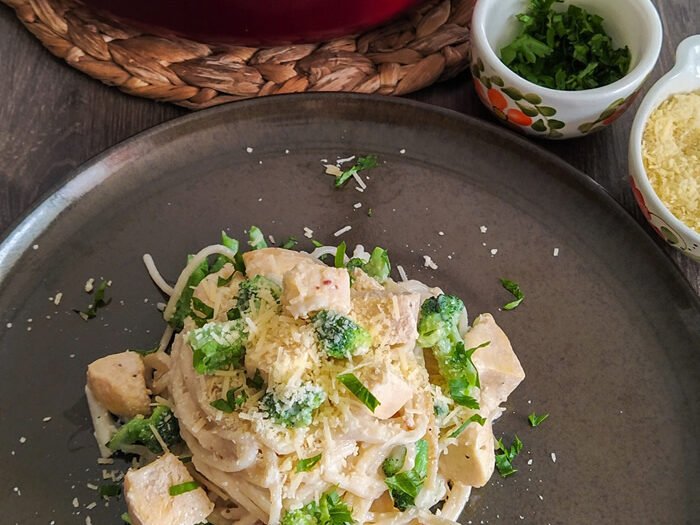 Espaguetis cremosos con pollo y brócoli