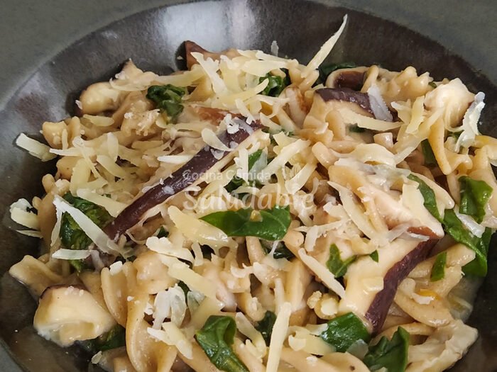 Pasta cremosa con champiñones y espinacas