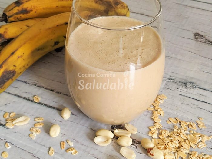 Licuado de banano, mantequilla de maní y avena