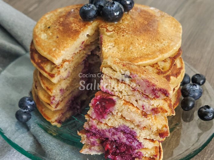 Pancakes de banano y arándanos