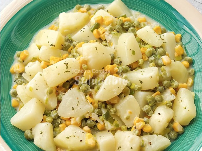 Papas cremosas con maíz y arvejas