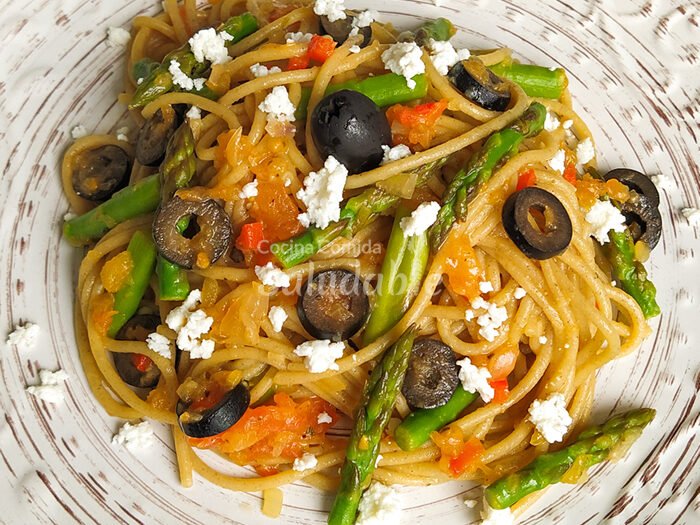 Pasta picante con espárragos y aceitunas