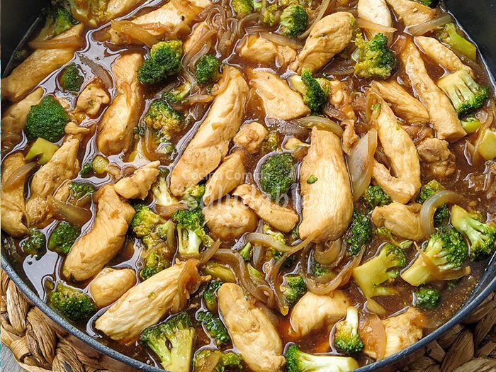 Pollo con brócoli estilo oriental