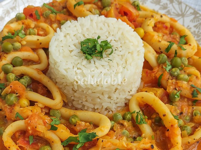 Calamares con tomate y arvejas
