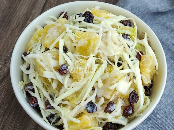 Ensalada de repollo, piña y pasas